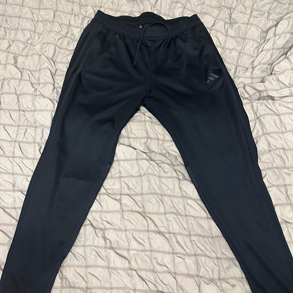 Adidas Women’s large training paints like new